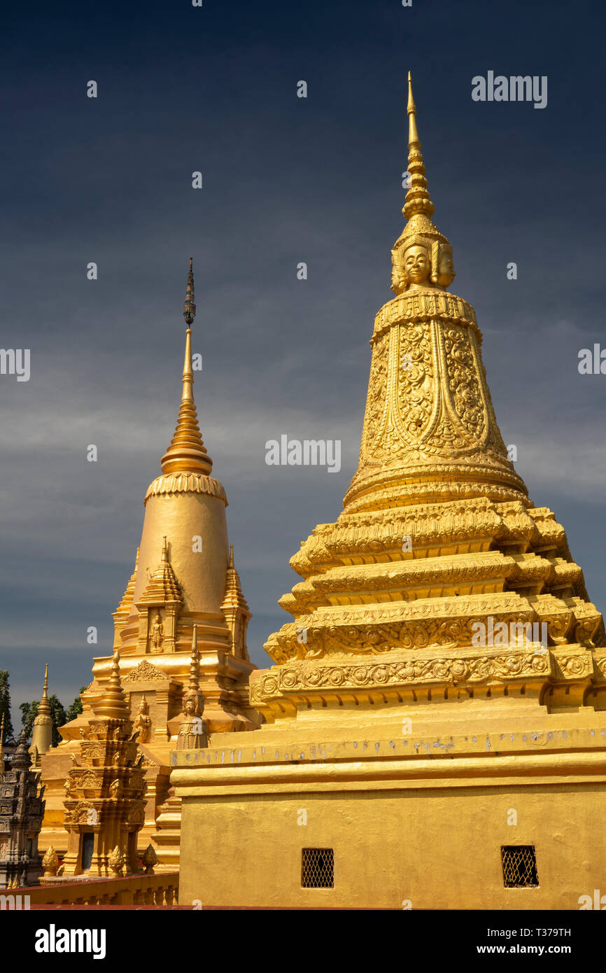 Cambogia, Kampong (Kompong Cham), Wat Dei Doh, monastero Buddista, stupa dorato nel monastero motivi Foto Stock