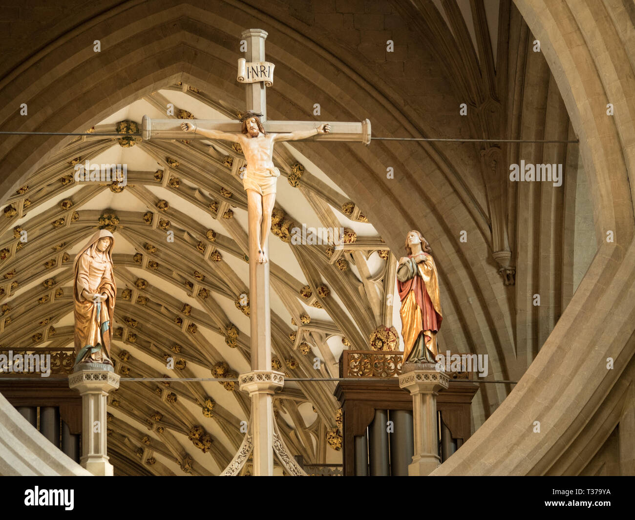 Cattedrale di Wells, Somerset, Regno Unito Il crocifisso, Maria di Màgdala e Maria madre di Gesù, sull'arco a forbice Foto Stock