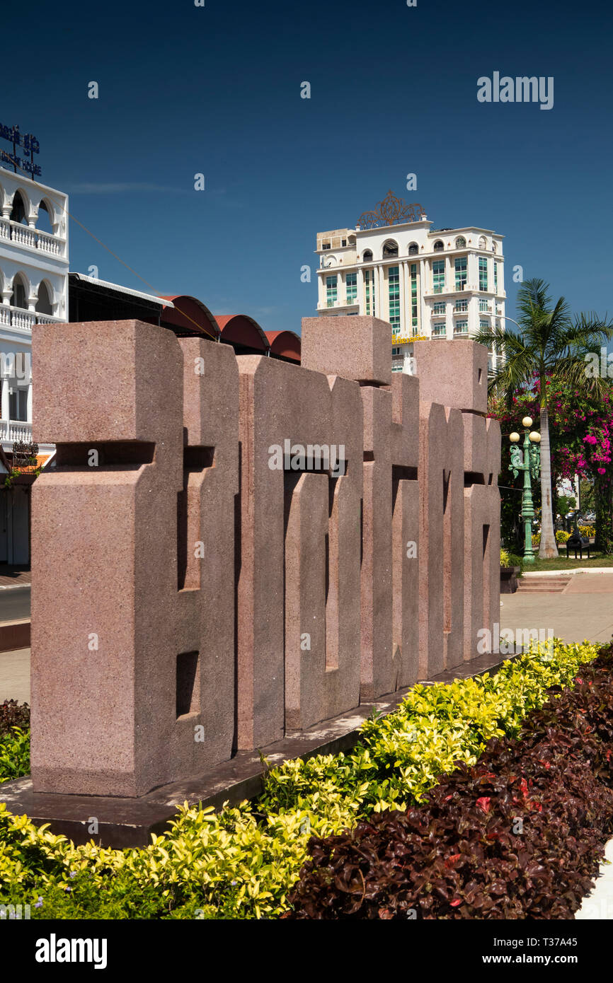 Cambogia, Kampong (Kompong Cham), il fiume Mekong lungofiume, gigante lingua Khmer parola sul lungofiume di percorso Foto Stock
