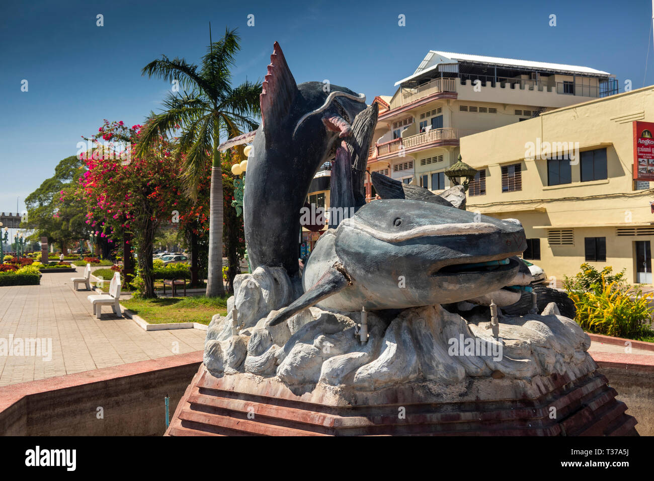 Cambogia, Kampong (Kompong Cham), il fiume Mekong lungofiume, Giant Mekong Catfish scultura Foto Stock