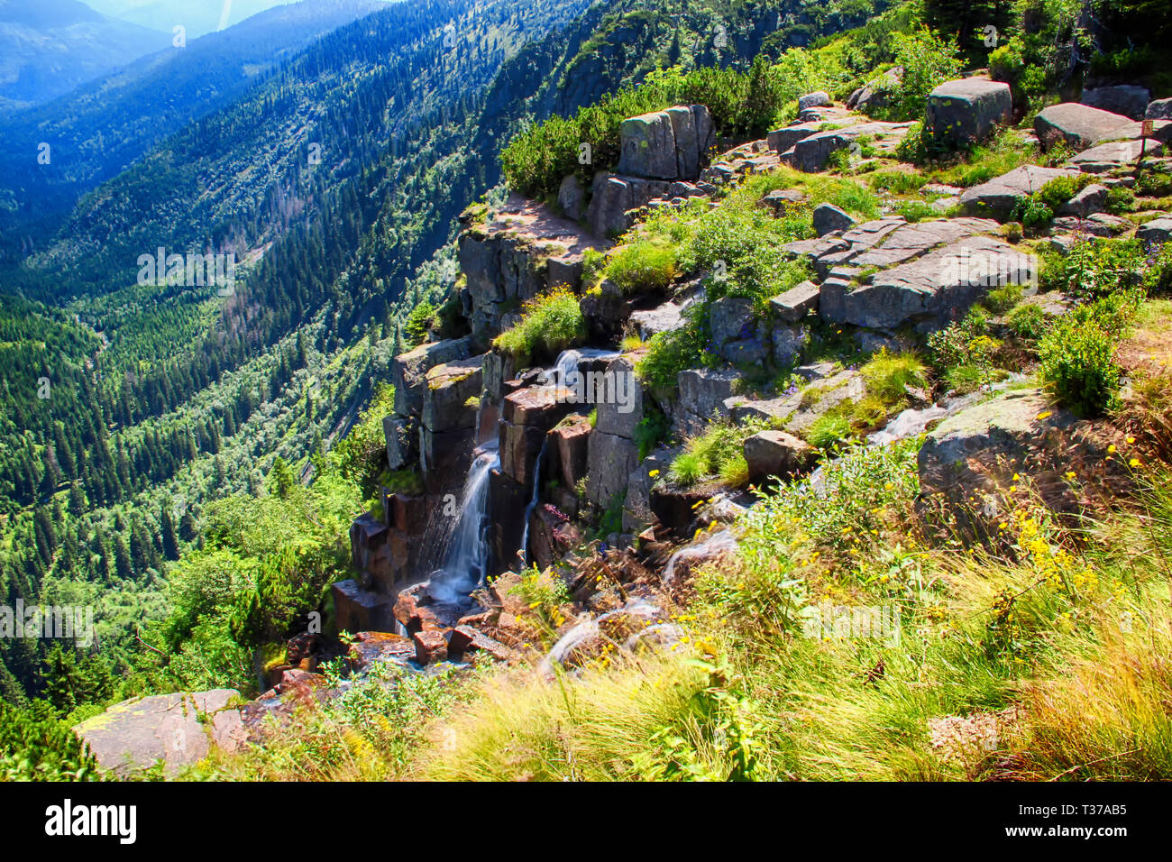 La cascata più alta del Parco Nazionale Monti dei Giganti in Repubblica Ceca. Beutaiful vista sul paesaggio e sulla grande cascata e la valle del fiume Foto Stock