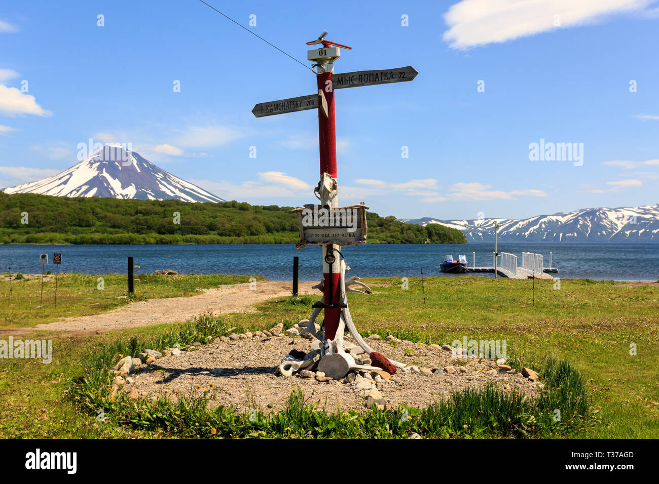 Penisola di Kamchatka, Russia - Luglio 7, 2018: Direzione segno posto vicino al lago di Kurile contro lo sfondo del vulcano Ilyinsky, Kamchatka Foto Stock