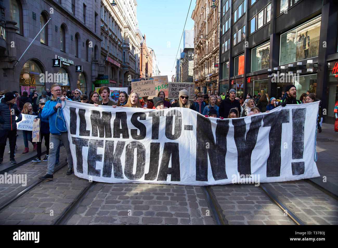 Helsinki, Finlandia - 6 Aprile 2019: Marzo e dimostrazione contro il cambiamento climatico (Ilmastomarssi) nel centro di Helsinki, Finlandia, a cui hanno partecipato più di Foto Stock