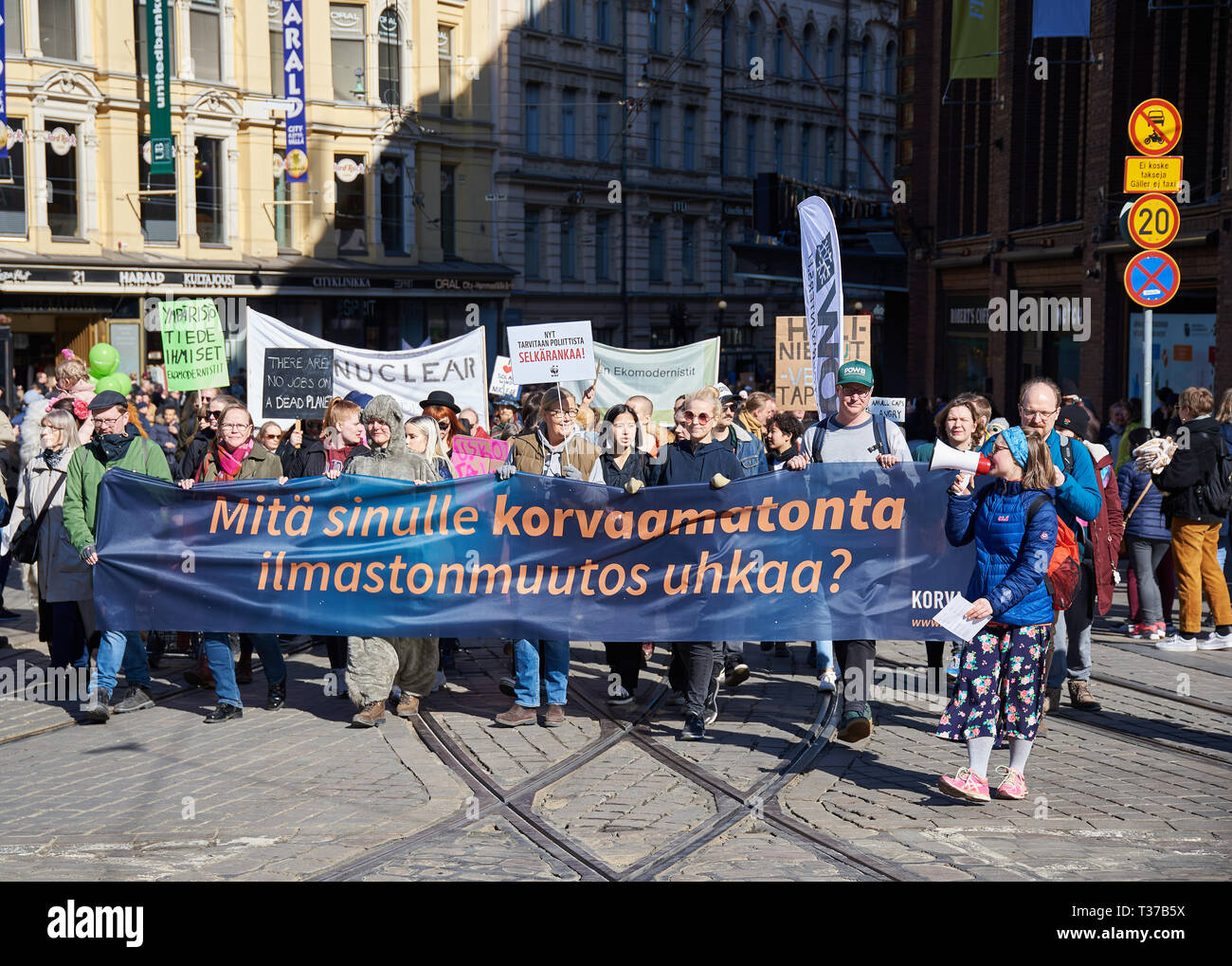 Helsinki, Finlandia - 6 Aprile 2019: Marzo e dimostrazione contro il cambiamento climatico (Ilmastomarssi) nel centro di Helsinki, Finlandia, a cui hanno partecipato più di Foto Stock
