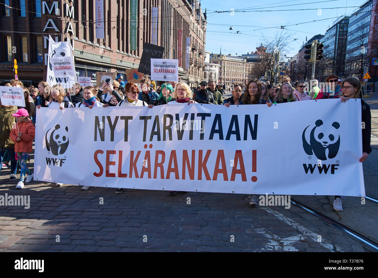 Helsinki, Finlandia - 6 Aprile 2019: Marzo e dimostrazione contro il cambiamento climatico (Ilmastomarssi) nel centro di Helsinki, Finlandia, a cui hanno partecipato più di Foto Stock