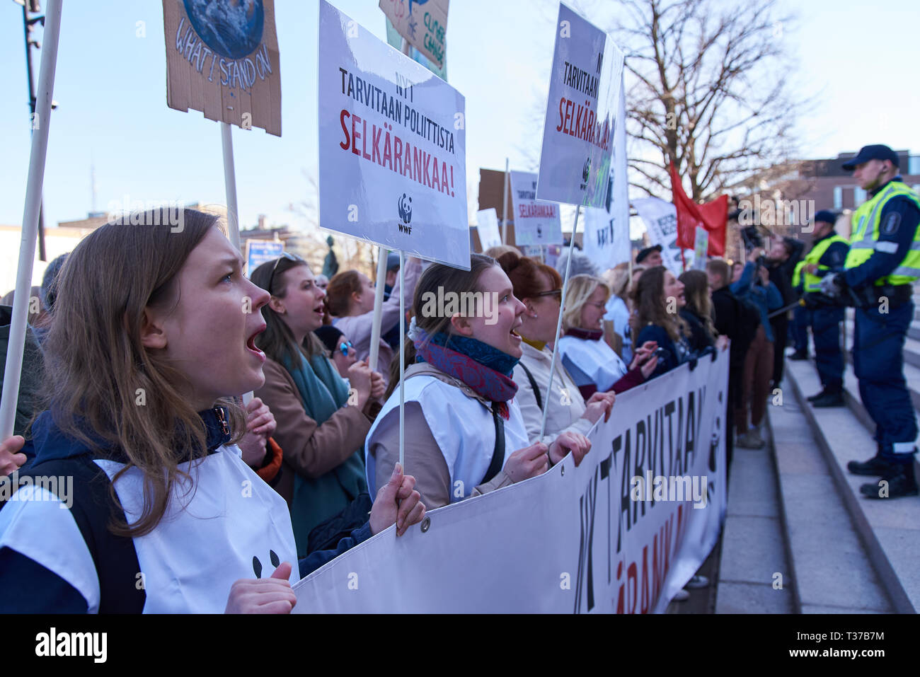 Helsinki, Finlandia - 6 Aprile 2019: Marzo e dimostrazione contro il cambiamento climatico (Ilmastomarssi) nel centro di Helsinki, Finlandia, a cui hanno partecipato più di Foto Stock