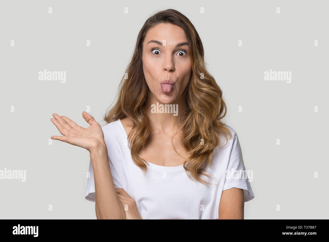 Funny donna attraente che mostra la linguetta studio colpo alla testa ritratto Foto Stock