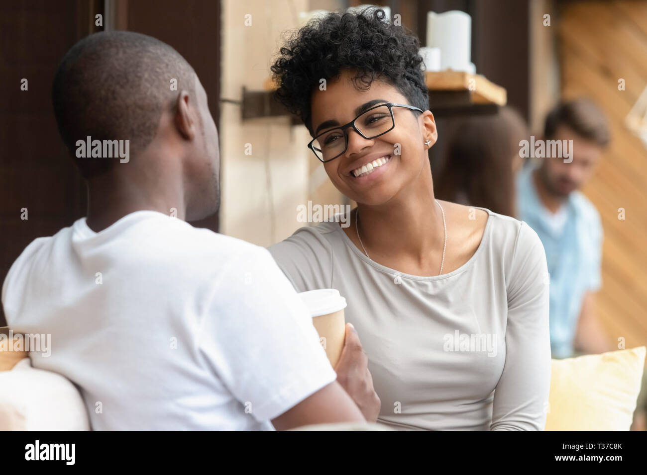 Felice giovane africano donna americana divertimento conversazione con il mio ragazzo Foto Stock