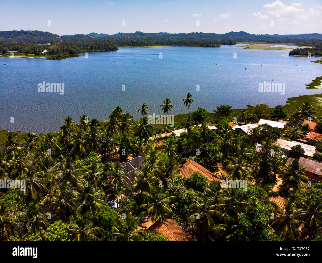 Udukiriwala lago per irrigazione ed approvvigionamento di acqua in Weeraketiya, Sri Lanka vista aerea Foto Stock