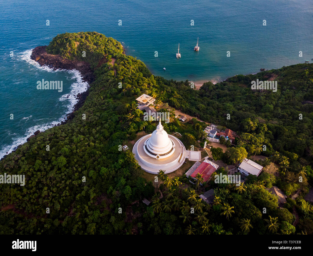 Japanese Pagoda della Pace tempio Buddista vicino a Unawatuna in Sri Lanka Foto Stock