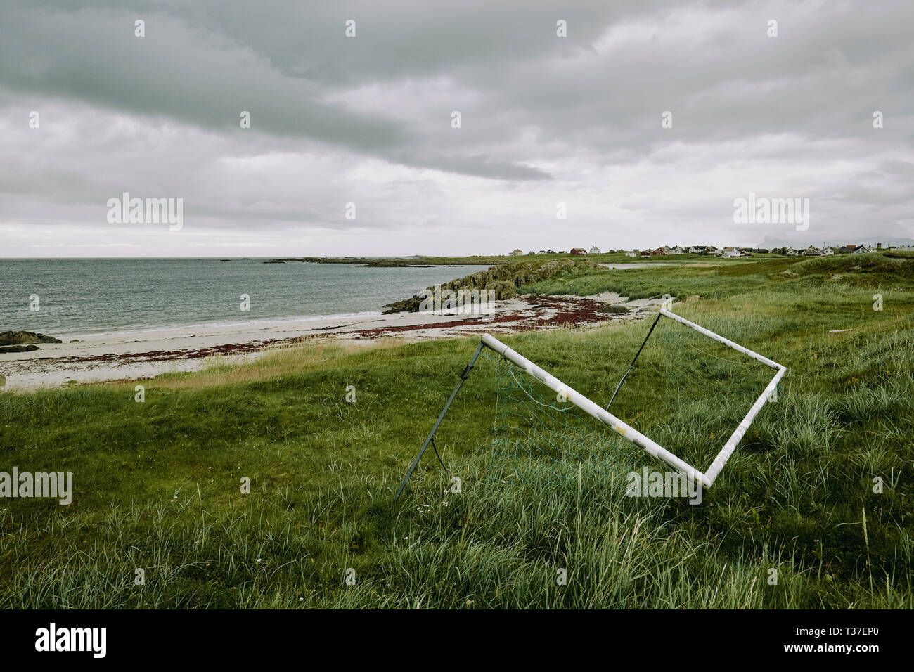 Un vento danneggiato il calcio obiettivo soffiata oltre sul telecomando costa norvegese. Foto Stock