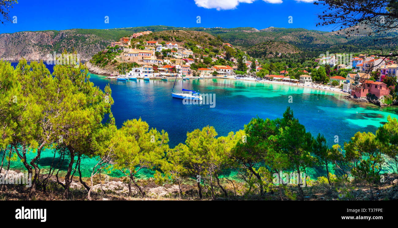 Bella Assos village,vista panoramica,Kefalonia,Grecia Foto Stock