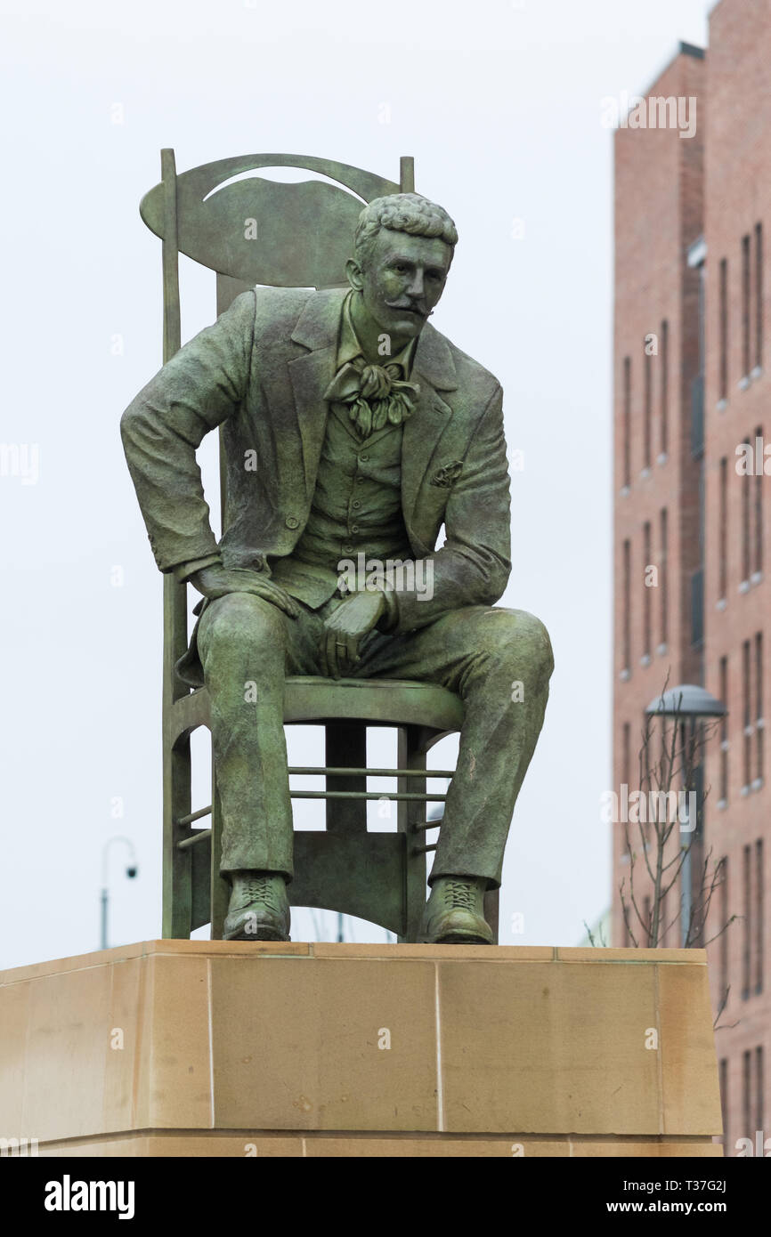 Charles Rennie Mackintosh statua da Andy Scott, Glasgow, Scotland, Regno Unito Foto Stock