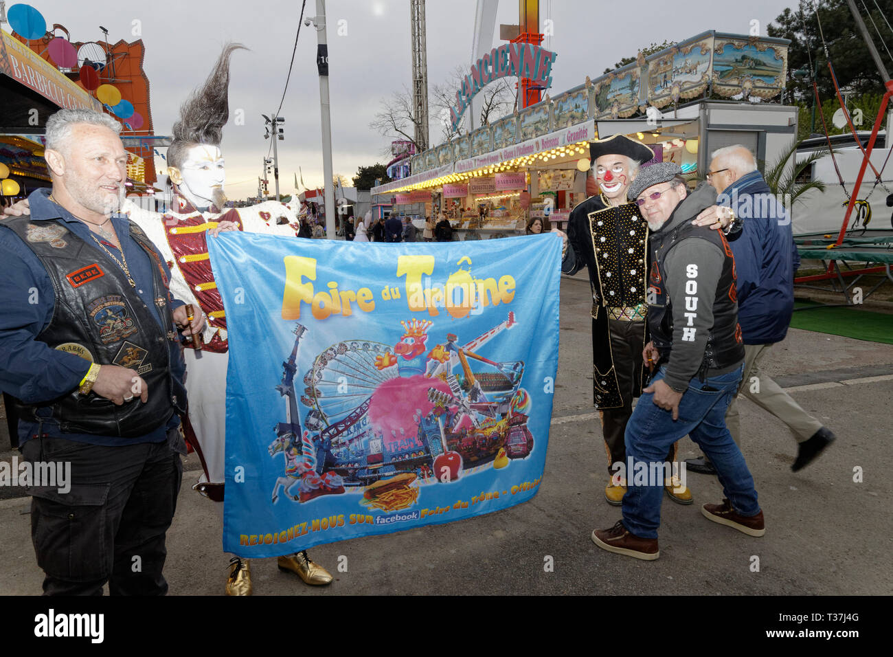 Parigi, Francia, 5 aprile 2019. Michel Lebeau (R), Christall e bikers assistere alla cerimonia di inaugurazione della fiera di Trone fino 2019 presso il prato di Reuilly Foto Stock