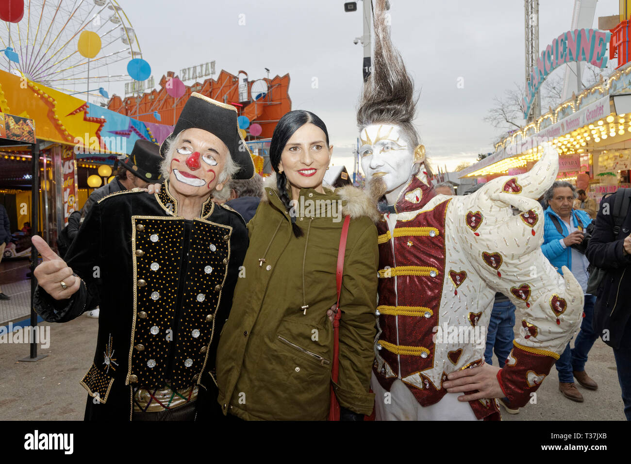 Parigi, Francia, 5 aprile 2019. Michel Lebeau (L), Sylvie Ortega Munos e Christall (R) partecipare alla cerimonia di inaugurazione della fiera di Trone fino 2019 a prato Foto Stock