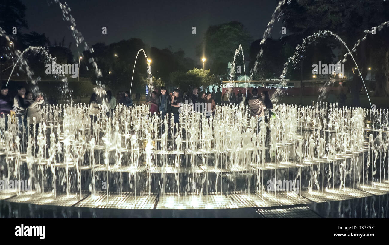 Night Shot del sogno maze fontana in Lima Peru Foto Stock