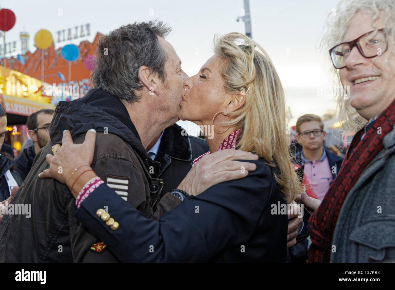 Parigi, Francia, 5 aprile 2019. Jean-Luc Reichmann (L), Caroline Margeridon e Pierre Jean Chalencon (R) partecipare alla cerimonia di inaugurazione della fiera di Trone fino Foto Stock