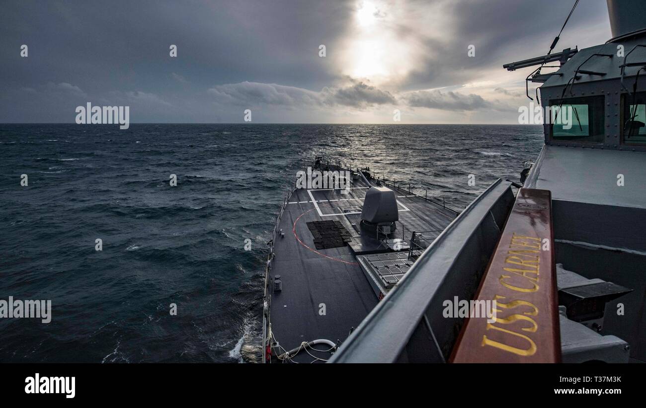190405-N-TI693-0024 OCEANO ATLANTICO (5 aprile 2019) - La Arleigh Burke-class guidato-missile destroyer USS Carney (DDG 64) ai transiti attraverso l'Oceano Atlantico durante l'esercizio comune della Warrior 19-1, 5 aprile 2019. Joint Warrior è un Regno Unito-led, multinazionale di esercizio di una solida formazione professionale marittima ambiente in cui gli alleati e partner possono migliorare l'interoperabilità e preparare le forze per operazioni combinate. (U.S. Foto di Marina di Massa lo specialista di comunicazione di prima classe grigio Fred IV/rilasciato) Foto Stock