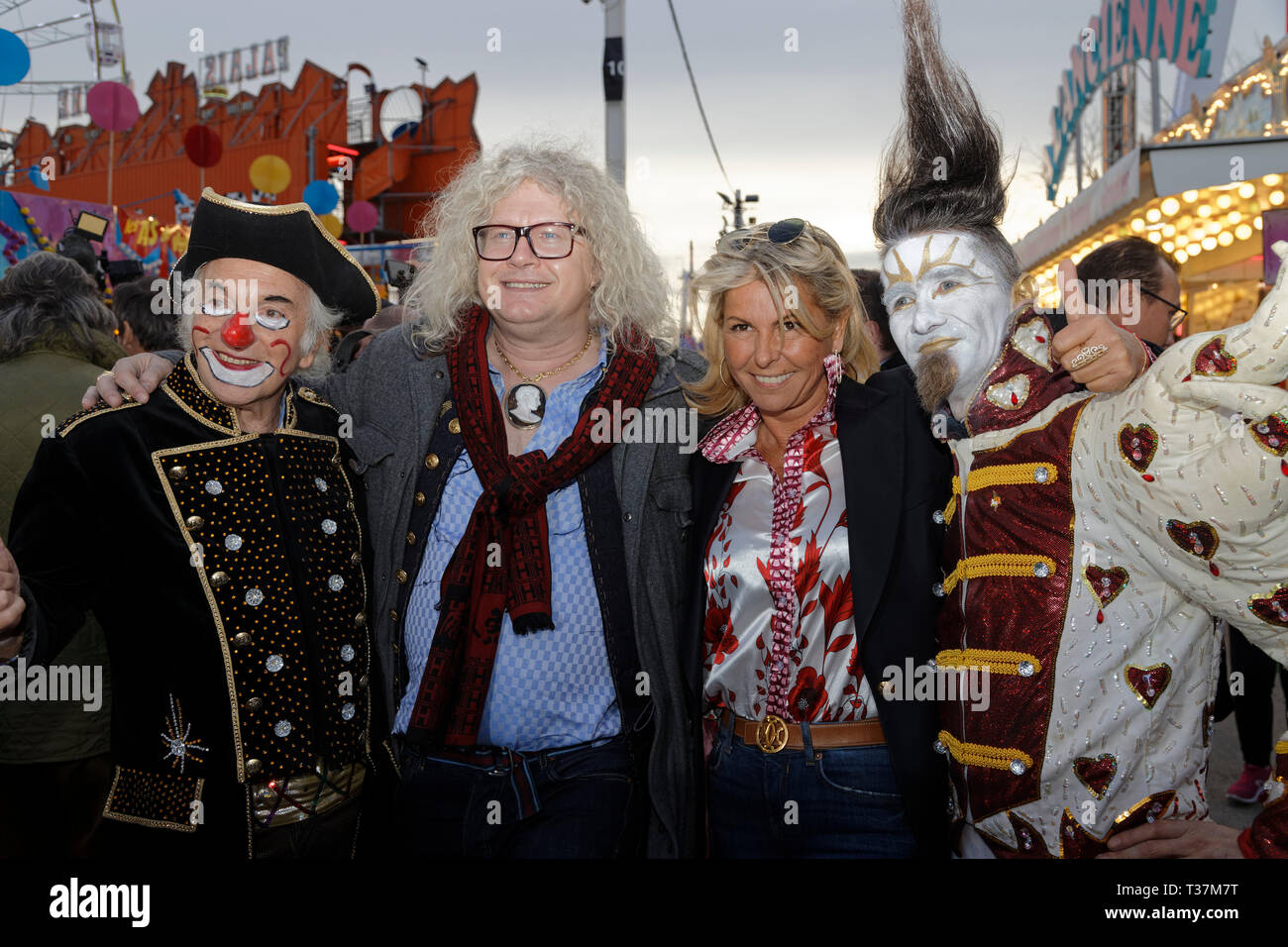 Parigi, Francia,5 Aprile 2019.Michel Lebeau (L), Jean Pierre Chalencon, Caroline Margeridon Christall e assistere alla cerimonia di inaugurazione della fiera di Trone fino Foto Stock