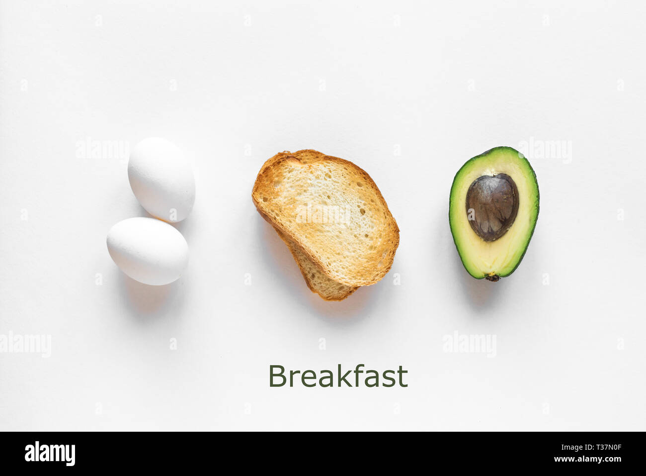 Avocado, uova e pane tostato per la colazione su sfondo bianco, vista dall'alto, copia dello spazio. Sana colazione ingredienti - uova, pane, avocado. Foto Stock