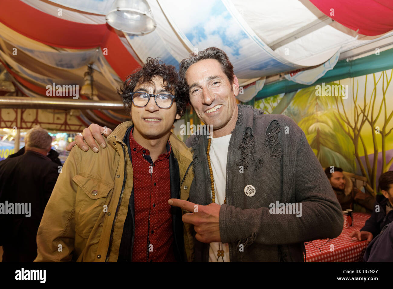 Parigi, Francia, 5 aprile 2019. Jeremy Julien (R) e Vincent Vinel partecipano all'inaugurazione della Fiera di Trone 2019 a Parigi, Francia. Foto Stock