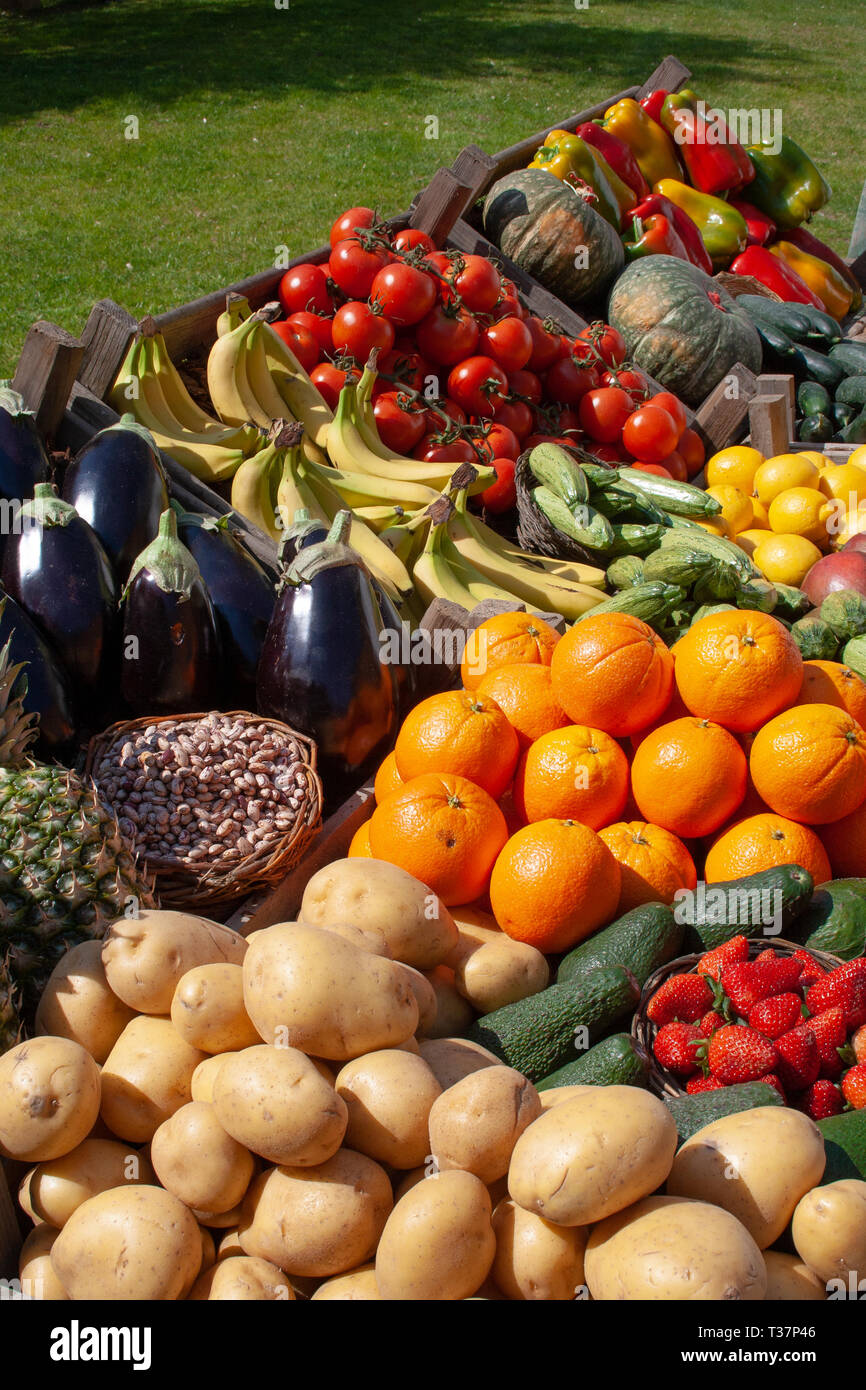 Bella composizione di varie carni fresche e mature ortaggi biologici e frutta in scatole di legno in un mercato Foto Stock