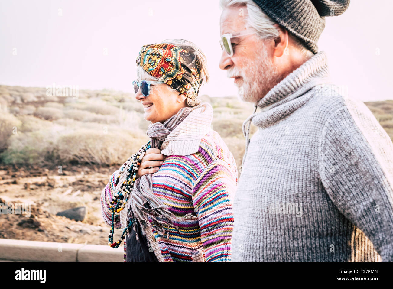 Et felice colorate hippy di moda giovane personale senior in