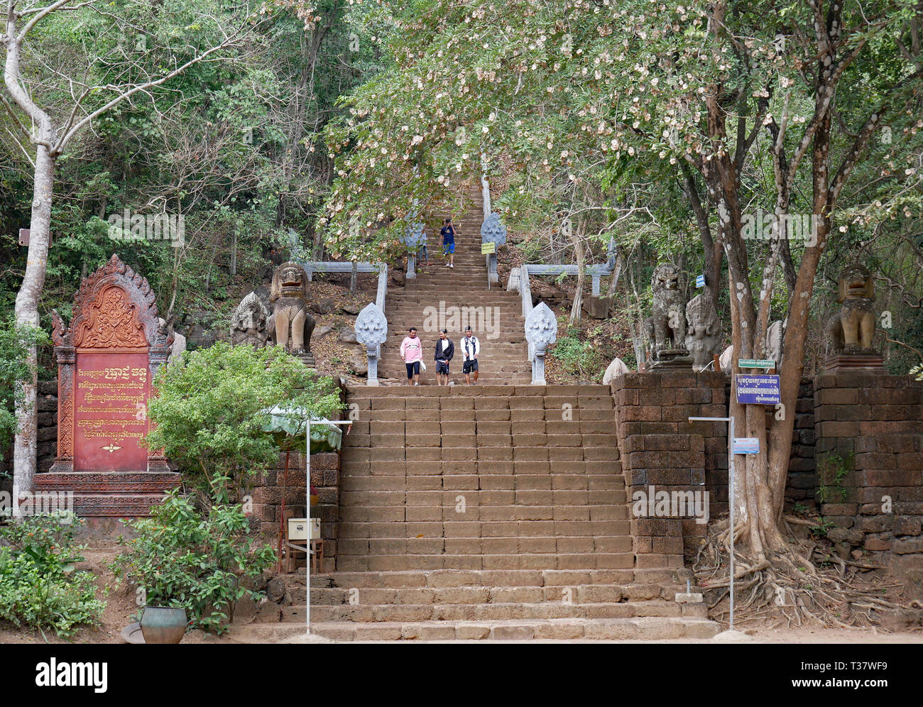 Battambang, Cambogia. Il piede delle scale che portano al Wat Phnom Banan con Nagas, Lion statue e persone scendono 15-12-2018 Foto Stock