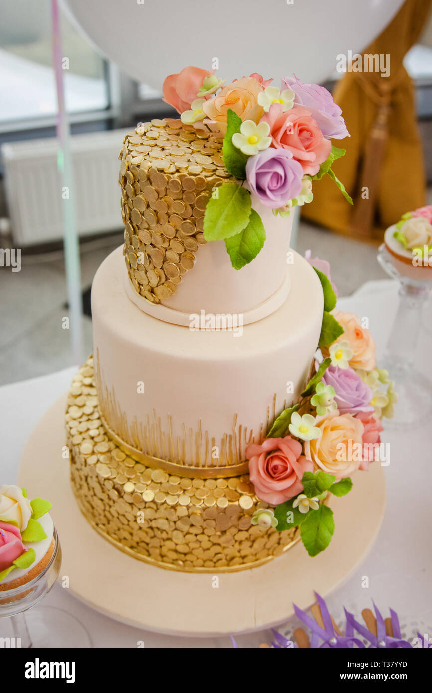 Grande multilivello dolce torta nuziale decorata con fiori. Concetto di candy bar sulla parte.