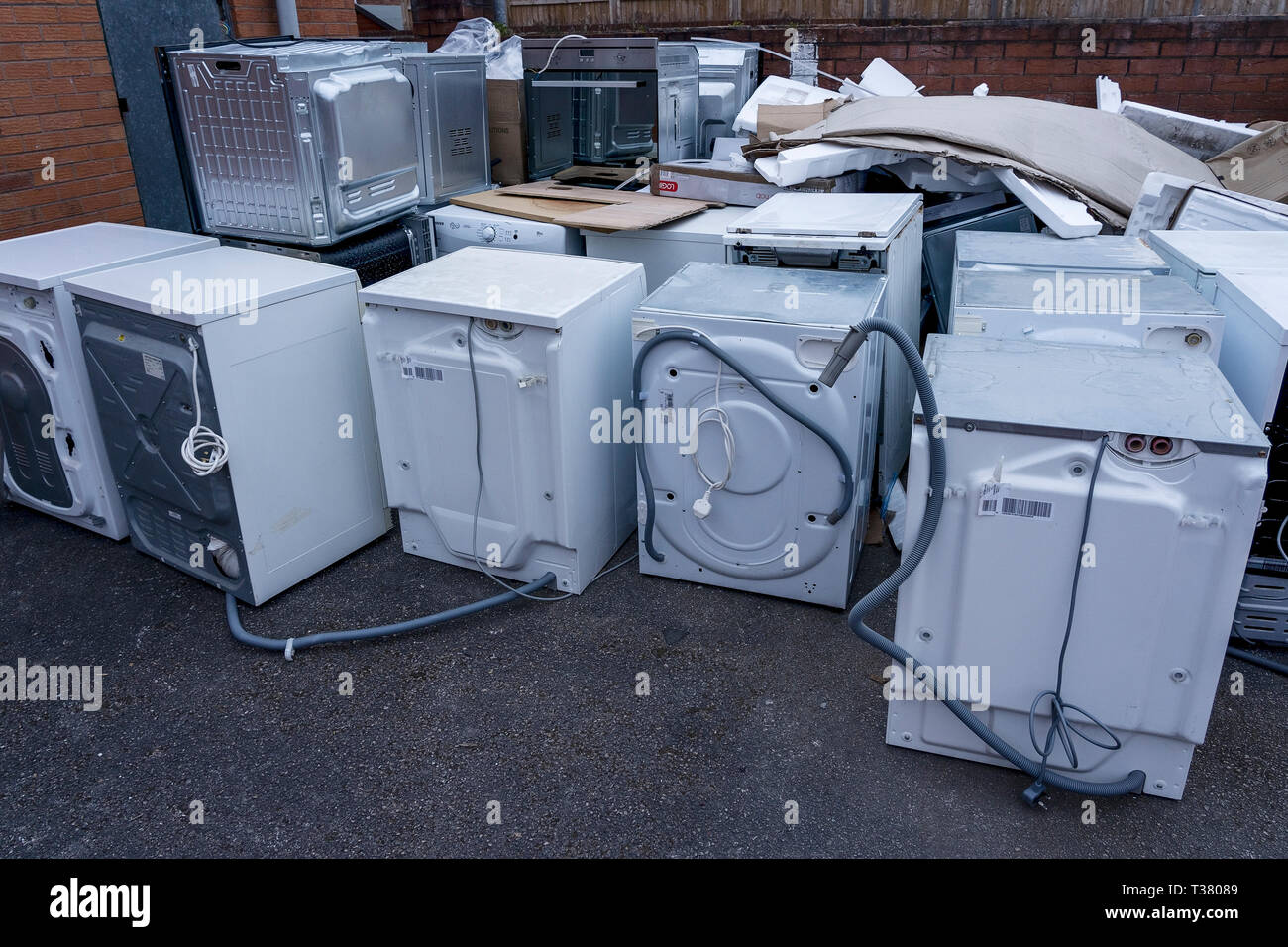 Vecchie macchine lavatrici, forni e altri elettrodomestici destinati per gli scarti Foto Stock