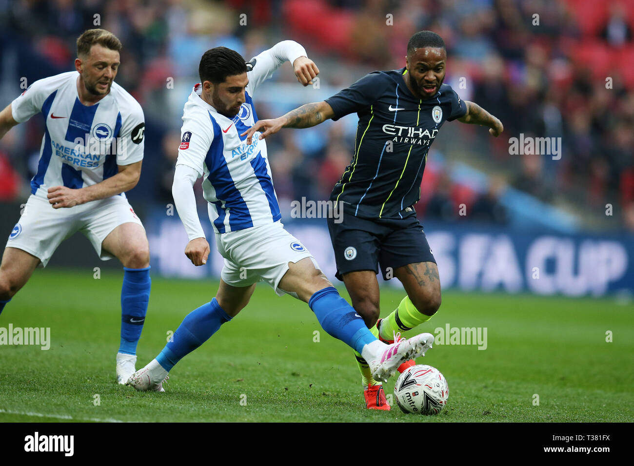 Londra, Regno Unito. 06 apr, 2019. Raheem Sterling del Manchester City passa davanti a una sfida da Alireza Jahanbakhsh di Brighton & Hove Albion (l). La Emirates FA Cup, semi-finale corrispondono, Manchester City v Brighton & Hove Albion allo Stadio di Wembley a Londra il sabato 6 aprile 2019. Questa immagine può essere utilizzata solo per scopi editoriali. Solo uso editoriale, è richiesta una licenza per uso commerciale. Nessun uso in scommesse, giochi o un singolo giocatore/club/league pubblicazioni . Credito: Andrew Orchard fotografia sportiva/Alamy Live News Foto Stock