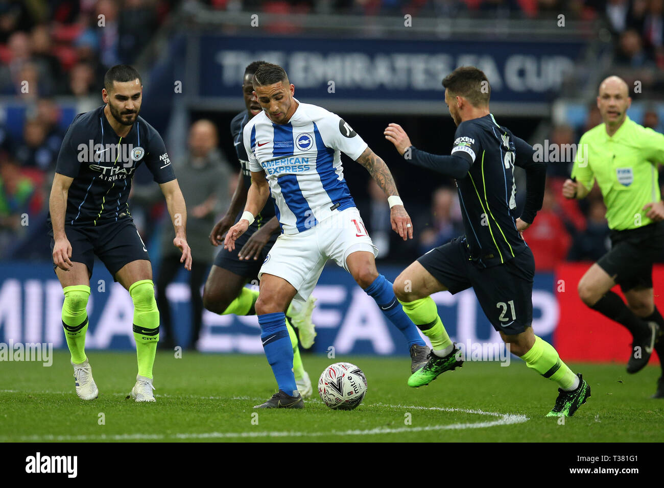 Londra, Regno Unito. 06 apr, 2019. Anthony Knockaert di Brighton & Hove Albion (c) in azione. La Emirates FA Cup, semi-finale corrispondono, Manchester City v Brighton & Hove Albion allo Stadio di Wembley a Londra il sabato 6 aprile 2019. Questa immagine può essere utilizzata solo per scopi editoriali. Solo uso editoriale, è richiesta una licenza per uso commerciale. Nessun uso in scommesse, giochi o un singolo giocatore/club/league pubblicazioni . Credito: Andrew Orchard fotografia sportiva/Alamy Live News Foto Stock