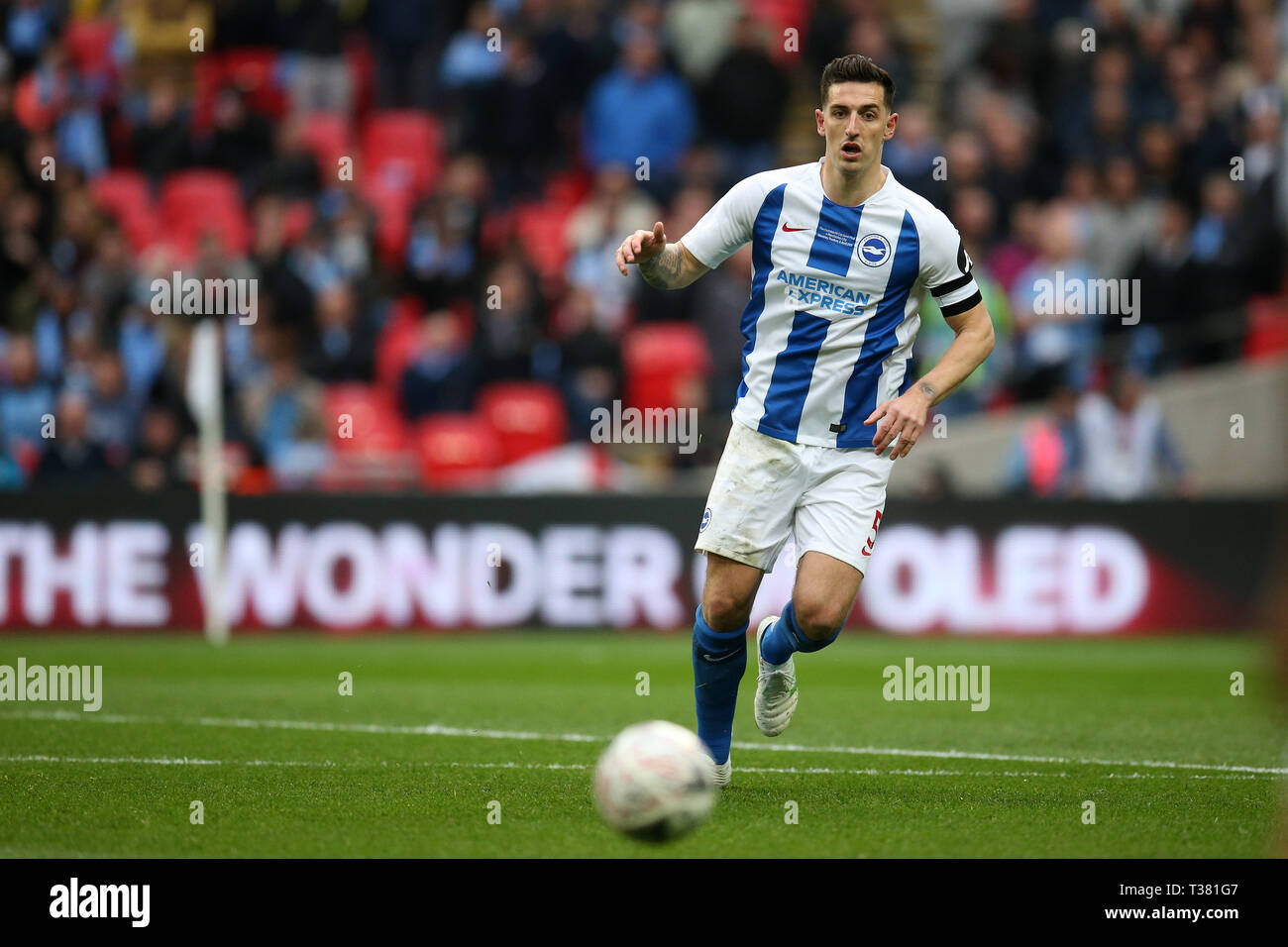 Londra, Regno Unito. 06 apr, 2019. Lewis Dunk di Brighton & Hove Albion in azione. La Emirates FA Cup, semi-finale corrispondono, Manchester City v Brighton & Hove Albion allo Stadio di Wembley a Londra il sabato 6 aprile 2019. Questa immagine può essere utilizzata solo per scopi editoriali. Solo uso editoriale, è richiesta una licenza per uso commerciale. Nessun uso in scommesse, giochi o un singolo giocatore/club/league pubblicazioni . Credito: Andrew Orchard fotografia sportiva/Alamy Live News Foto Stock
