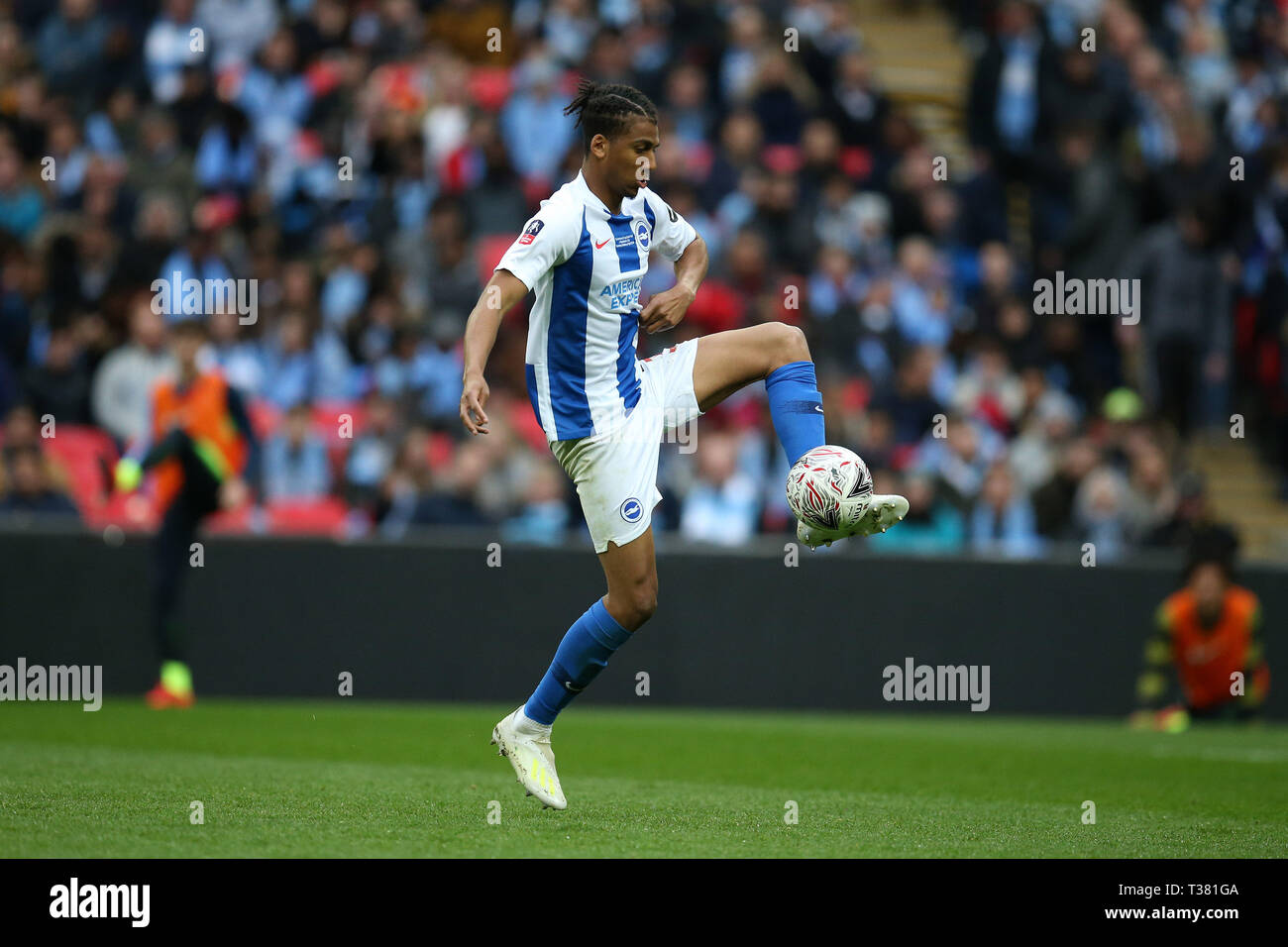 Londra, Regno Unito. 06 apr, 2019. Bernardo di Brighton & Hove Albion (c) in azione. La Emirates FA Cup, semi-finale corrispondono, Manchester City v Brighton & Hove Albion allo Stadio di Wembley a Londra il sabato 6 aprile 2019. Questa immagine può essere utilizzata solo per scopi editoriali. Solo uso editoriale, è richiesta una licenza per uso commerciale. Nessun uso in scommesse, giochi o un singolo giocatore/club/league pubblicazioni . Credito: Andrew Orchard fotografia sportiva/Alamy Live News Foto Stock