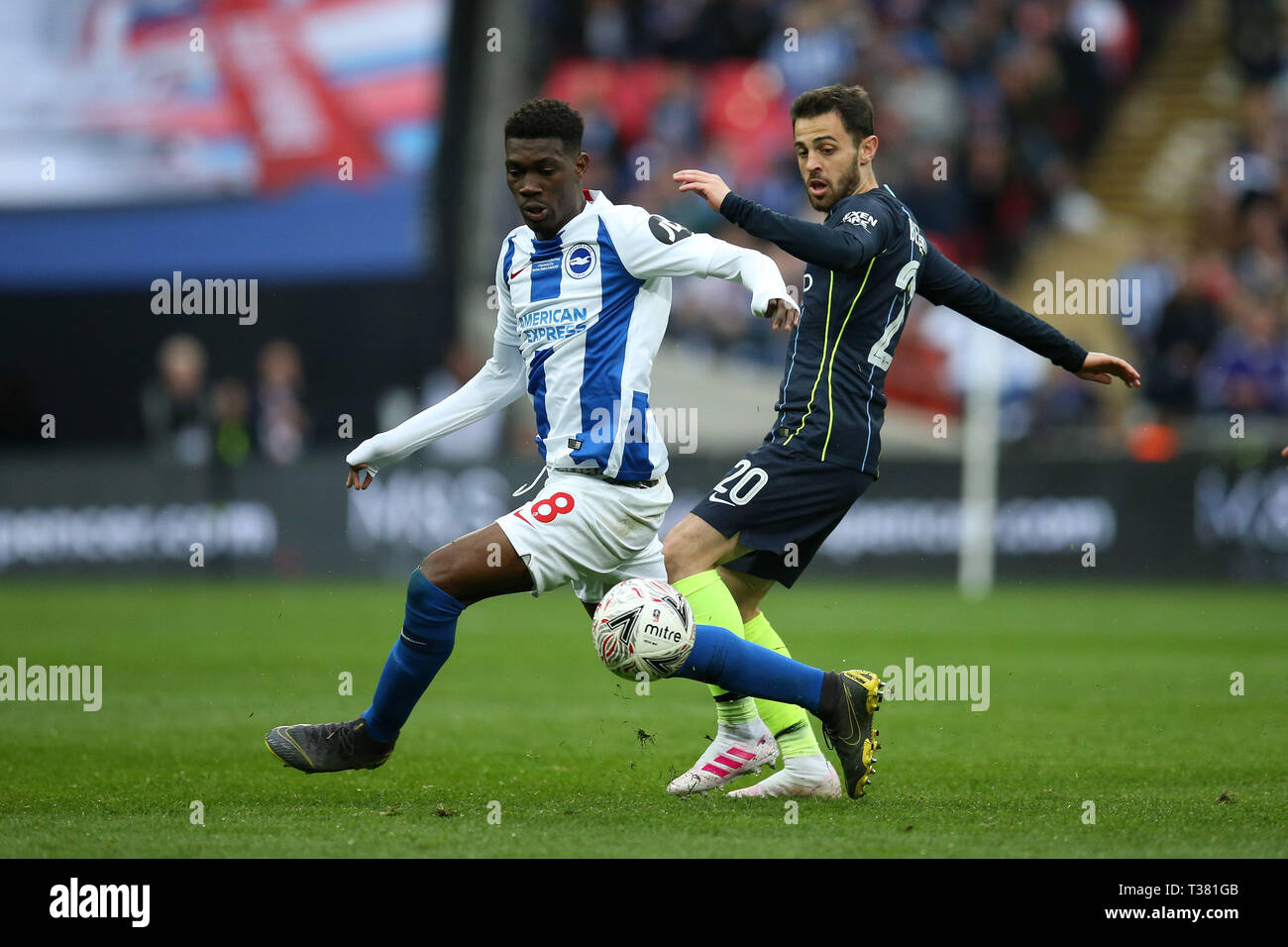 Londra, Regno Unito. 06 apr, 2019. Bernardo Silva del Manchester City va sfide Yves Bissouma di Brighton & Hove Albion (l). La Emirates FA Cup, semi-finale corrispondono, Manchester City v Brighton & Hove Albion allo Stadio di Wembley a Londra il sabato 6 aprile 2019. Questa immagine può essere utilizzata solo per scopi editoriali. Solo uso editoriale, è richiesta una licenza per uso commerciale. Nessun uso in scommesse, giochi o un singolo giocatore/club/league pubblicazioni . Credito: Andrew Orchard fotografia sportiva/Alamy Live News Foto Stock