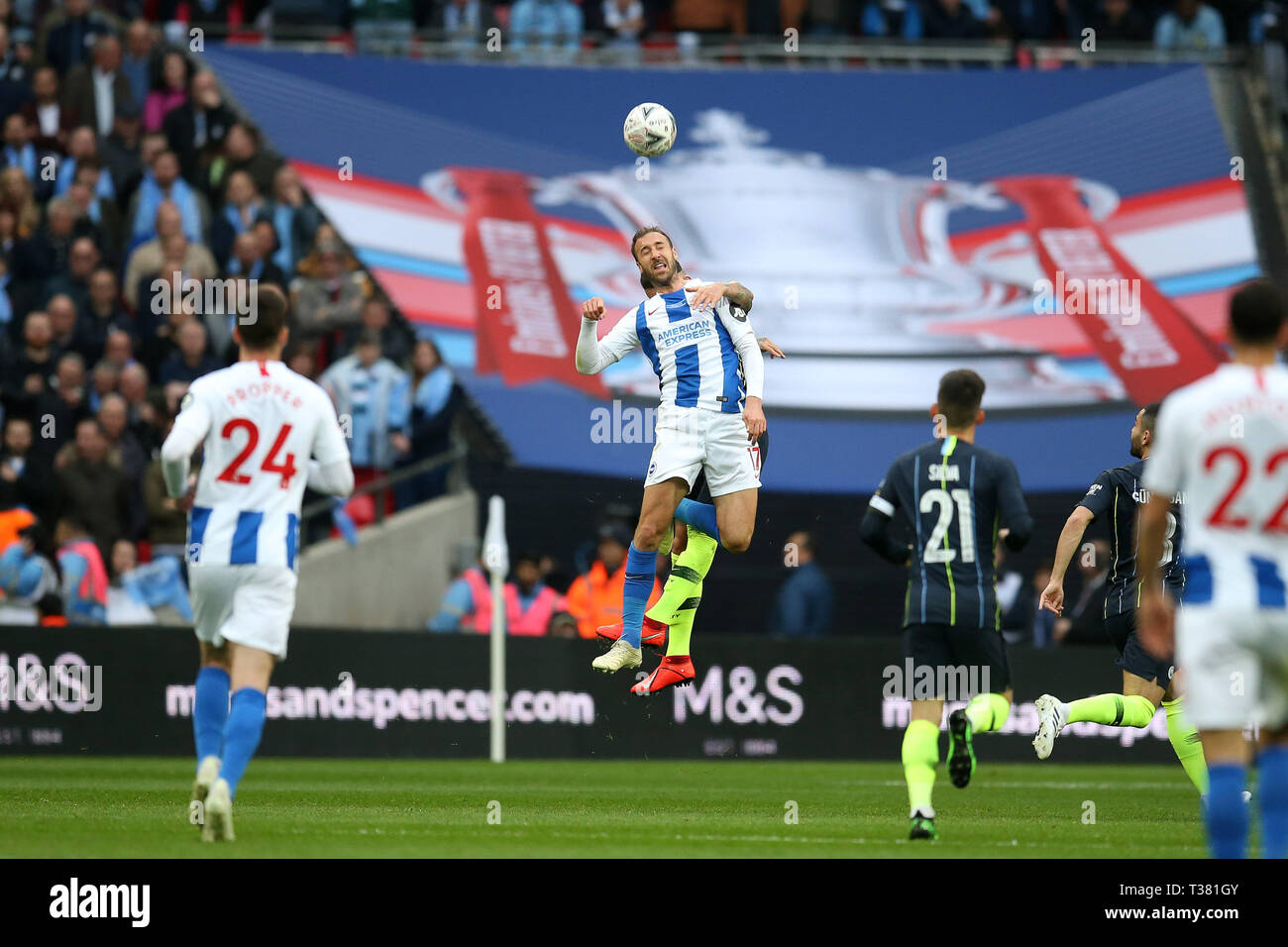 Londra, Regno Unito. 06 apr, 2019. Glenn Murray di Brighton & Hove Albion (c) in azione. La Emirates FA Cup, semi-finale corrispondono, Manchester City v Brighton & Hove Albion allo Stadio di Wembley a Londra il sabato 6 aprile 2019. Questa immagine può essere utilizzata solo per scopi editoriali. Solo uso editoriale, è richiesta una licenza per uso commerciale. Nessun uso in scommesse, giochi o un singolo giocatore/club/league pubblicazioni . Credito: Andrew Orchard fotografia sportiva/Alamy Live News Foto Stock