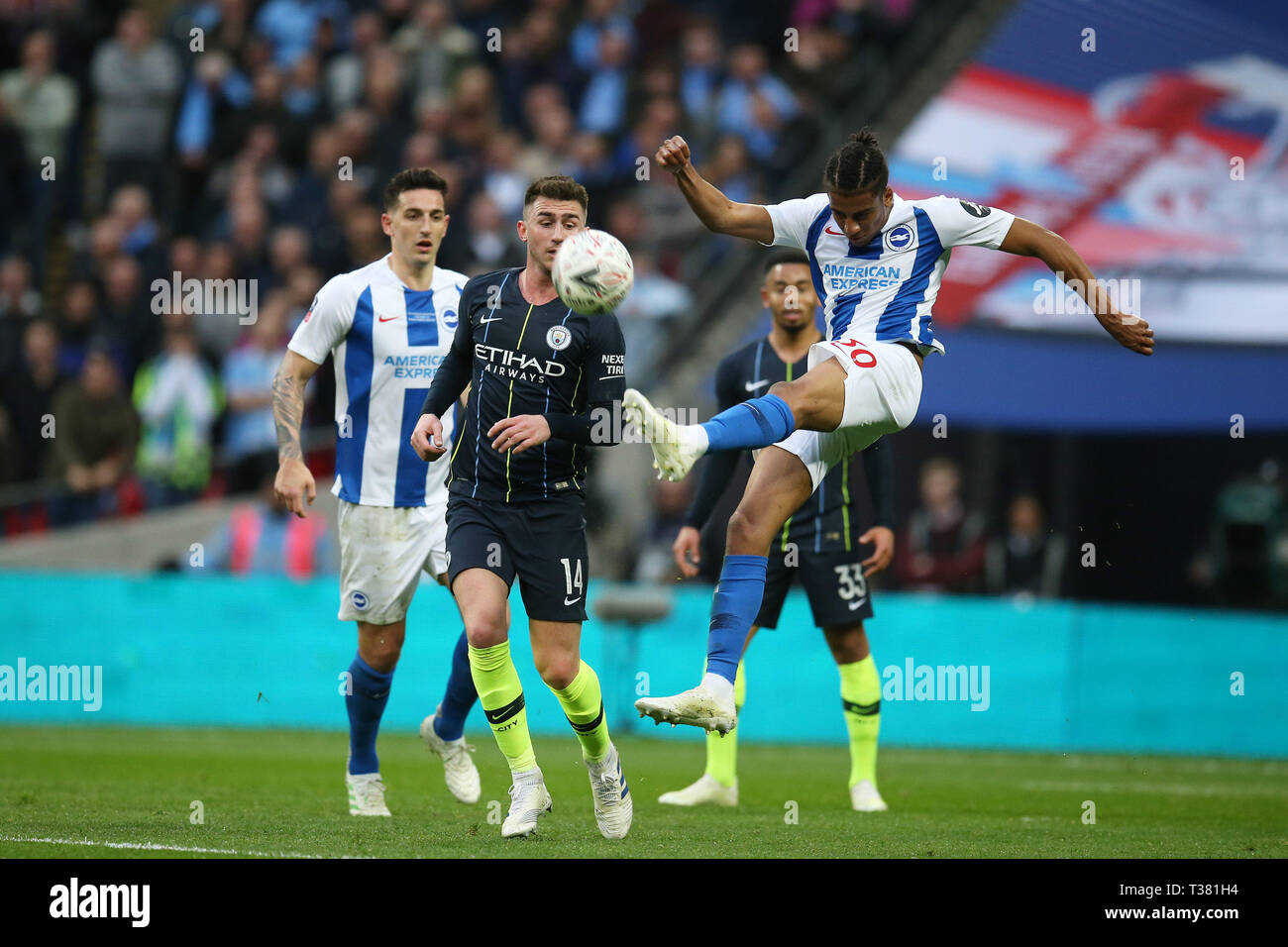 Londra, Regno Unito. 06 apr, 2019. Bernardo di Brighton & Hove Albion in azione. La Emirates FA Cup, semi-finale corrispondono, Manchester City v Brighton & Hove Albion allo Stadio di Wembley a Londra il sabato 6 aprile 2019. Questa immagine può essere utilizzata solo per scopi editoriali. Solo uso editoriale, è richiesta una licenza per uso commerciale. Nessun uso in scommesse, giochi o un singolo giocatore/club/league pubblicazioni . Credito: Andrew Orchard fotografia sportiva/Alamy Live News Foto Stock