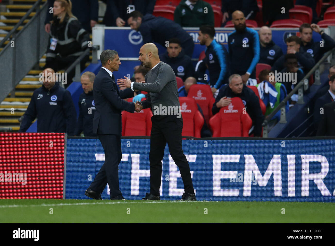 Londra, Regno Unito. 06 apr, 2019. Pep Guardiola , il Manchester City manager con Chris Hughton, il manager del Brighton & Hove Albion (l) dopo il gioco. . La Emirates FA Cup, semi-finale corrispondono, Manchester City v Brighton & Hove Albion allo Stadio di Wembley a Londra il sabato 6 aprile 2019. Questa immagine può essere utilizzata solo per scopi editoriali. Solo uso editoriale, è richiesta una licenza per uso commerciale. Nessun uso in scommesse, giochi o un singolo giocatore/club/league pubblicazioni . Credito: Andrew Orchard fotografia sportiva/Alamy Live News Foto Stock