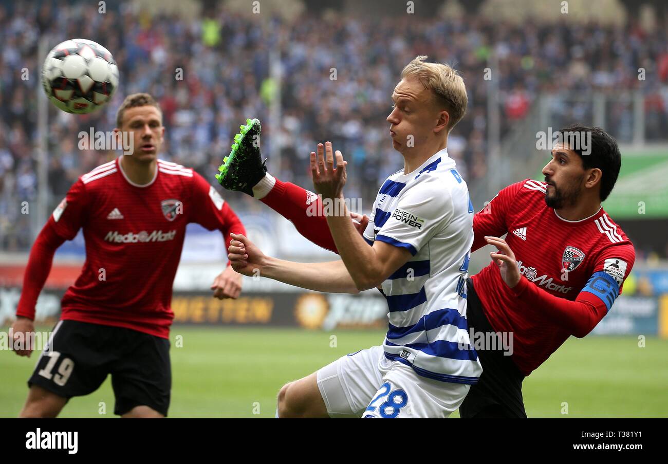 Duisburg, Deutschland. 06 apr, 2019. firo: 06.04.2019 calcio, 2. Bundesliga, stagione 2018/2019 MSV Duisburg - FC Ingolstadt 04 Havard Nielsen (# 28, MSV Duisburg) nei duelli con Almog Cohen -C- (# 8, FC Ingolstadt 04) | utilizzo del credito in tutto il mondo: dpa/Alamy Live News Foto Stock