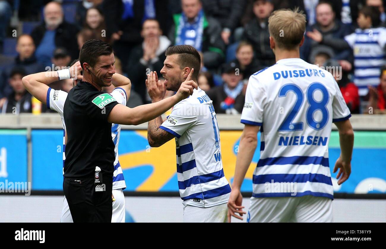 Duisburg, Deutschland. 06 apr, 2019. firo: 06.04.2019 calcio, 2. Bundesliga, stagione 2018/2019 MSV Duisburg - FC Ingolstadt 04 Kevin Wolze (# 17 MSV Duisburg) vorrebbe avere un flusso libero. | Utilizzo di credito in tutto il mondo: dpa/Alamy Live News Foto Stock