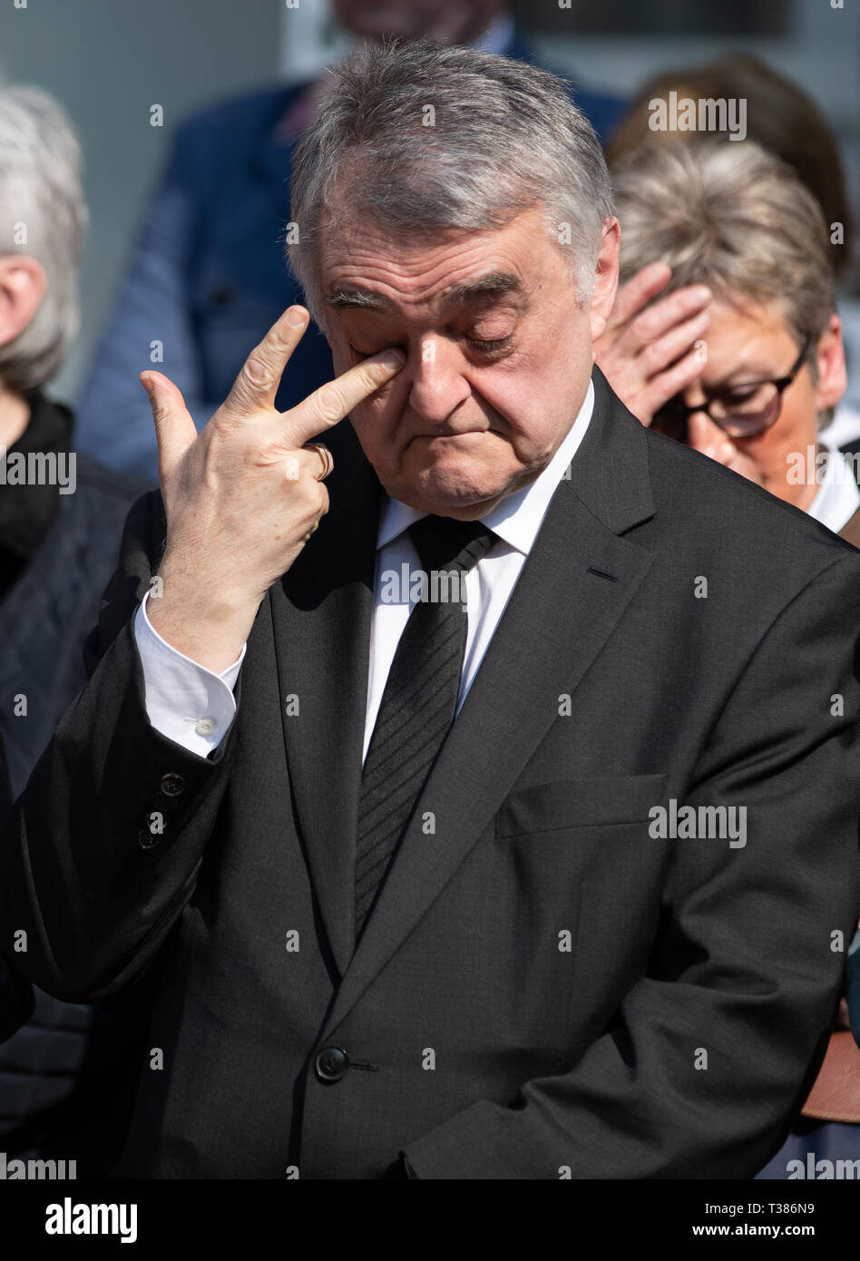 Münster, Germania. 7 Apr 2019. Herbert Reul (CDU), NRW Ministro dell Interno, sta andando in una processione funebre per commemorare le vittime di uccisione spree da Münster un anno fa dopo un servizio ecumenico per la scena del crimine di fronte al ristorante "Kiepenkerl'. Foto: Friso Gentsch dpa/credito: dpa picture alliance/Alamy Live News Foto Stock