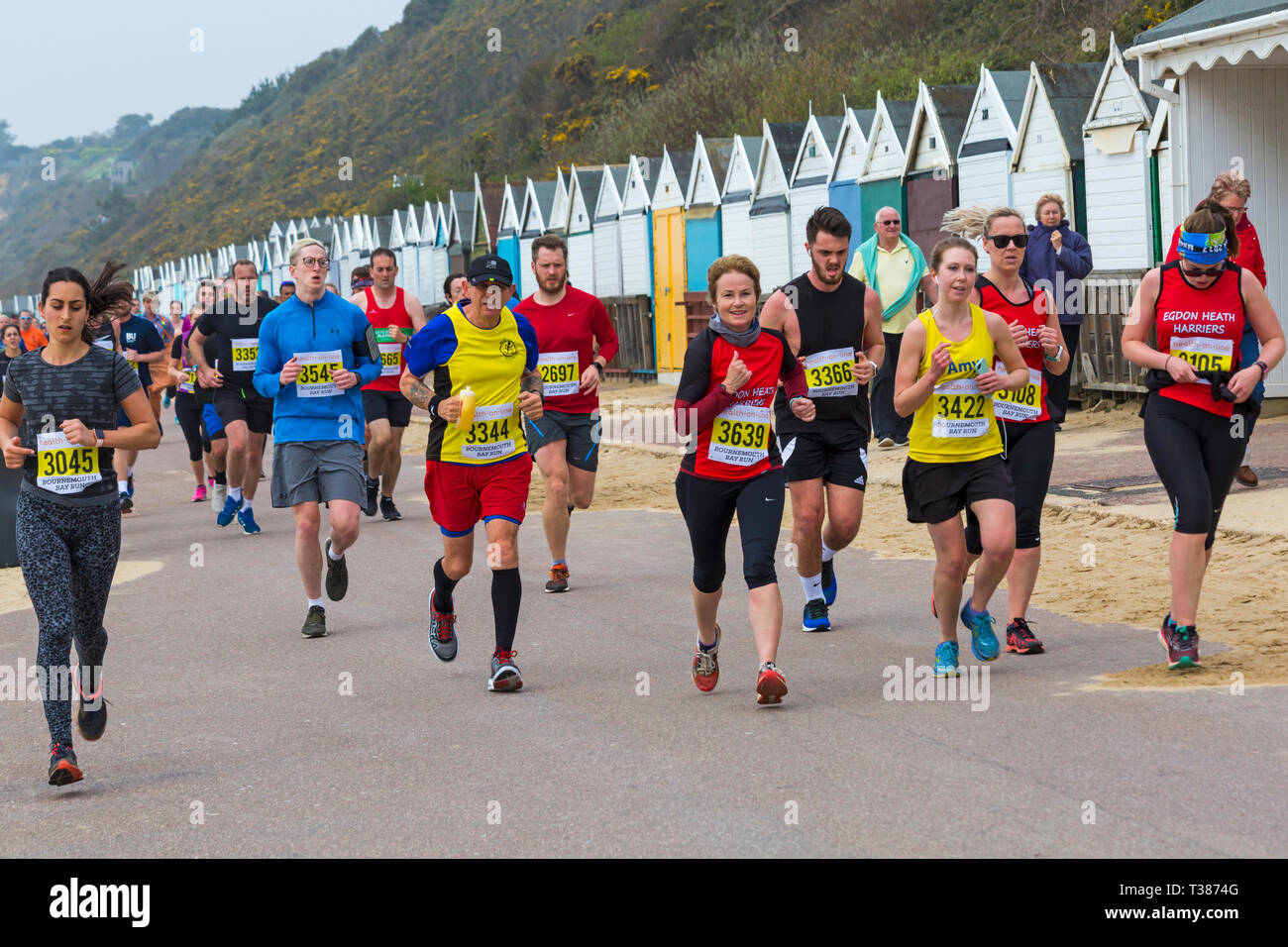 Bournemouth Dorset, Regno Unito. Il 7 aprile 2019. I corridori prendere parte nella baia di Bournemouth eseguire sul tema di divertimento fiabesco lungo di Bournemouth fronte mare - mezza maratona. I partecipanti eseguono per sollevare i fondi vitali per il British Heart Foundation la carità per la lotta contro la malattia di cuore. Un giorno asciutto con sole nebuloso. Credito: Carolyn Jenkins/Alamy Live News Foto Stock