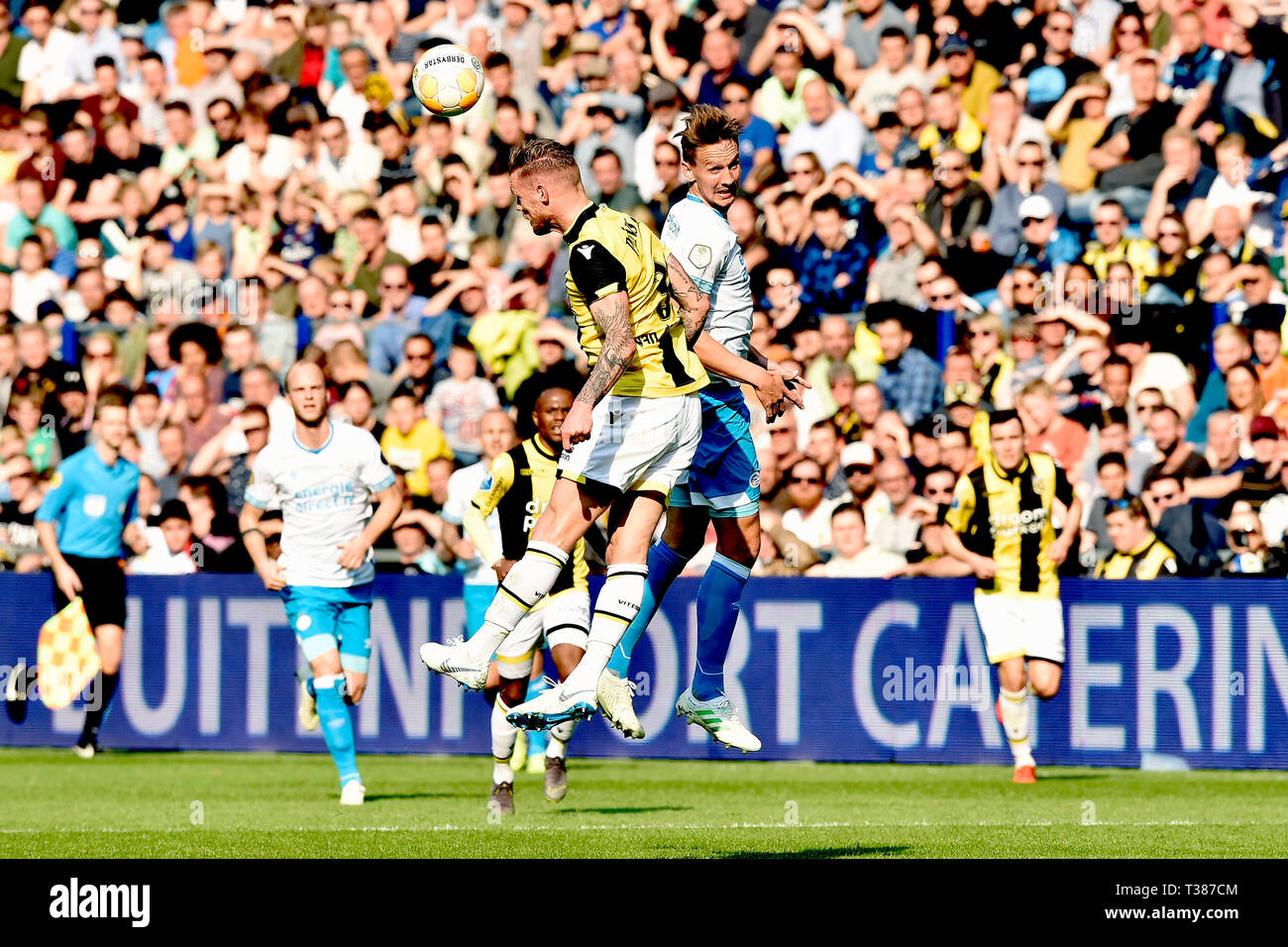 ARNHEM, 07-04-2019, GelreDome, stagione 2018 / 2019, Eredivisie, Vitesse pagatore Maikel van der Werff e PSV player Luuk de Jong durante il match Vitesse - PSV Foto Stock