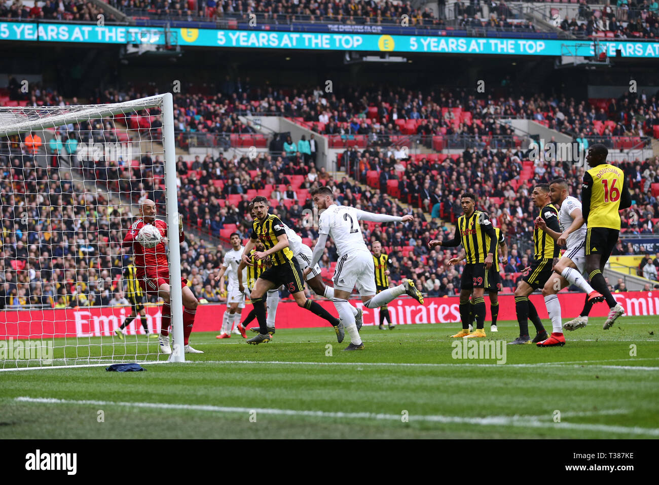 Londra, Regno Unito. 7 apr, 2019. Matt Doherty di Wolverhampton Wanderers punteggi lati il suo primo obiettivo durante la FA Cup Semi Final match tra Watford e Wolverhampton Wanderers allo Stadio di Wembley, Londra domenica 7 aprile 2019. (Credit: Leila Coker | MI News) solo uso editoriale, è richiesta una licenza per uso commerciale. Nessun uso in scommesse, giochi o un singolo giocatore/club/league pubblicazioni. Credito: MI News & Sport /Alamy Live News Foto Stock