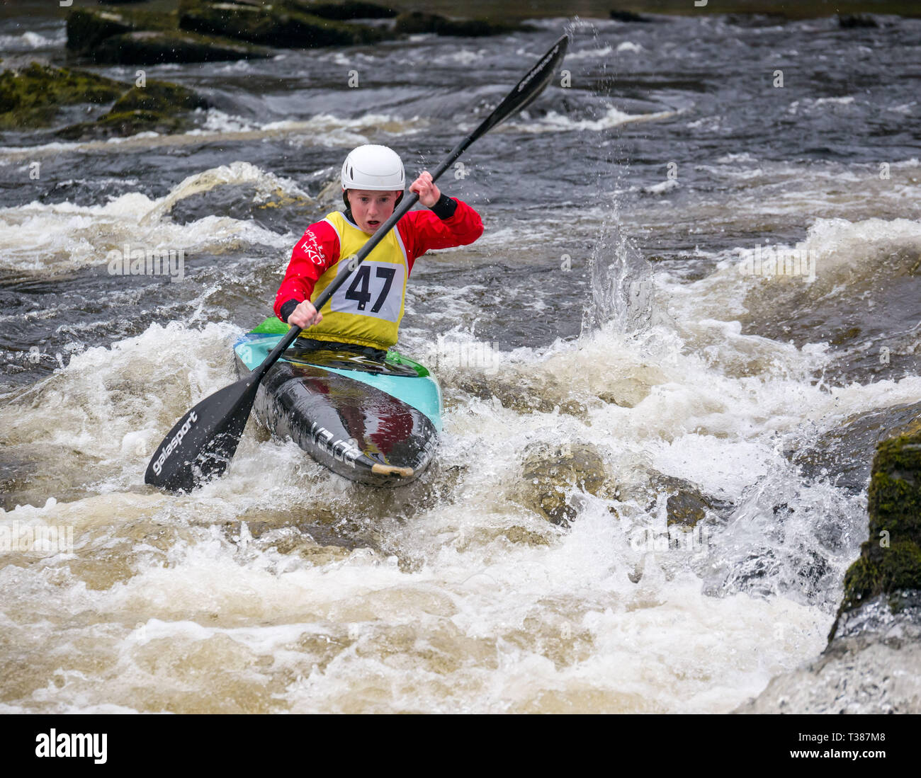 Grandtully, Perthshire Scozia, Regno Unito, 7 aprile 2019. Premier Grandtully Canoa Slalom: Verity Blakey da Holme Pierrepoint Canoa Club compete in donne del premier kayak il giorno 2 sul fiume Tay Foto Stock