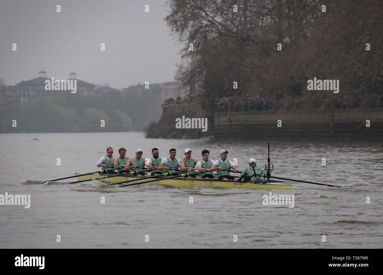 Londra, Regno Unito. 7 Apr 2019. Oxford University Boat Club (OUBC) vs Cambridge University Boat Club (CUBC) Blu equipaggi. Blu OUBC Equipaggio (blu scuro magliette):- Prua: Charlie Pearson, 2: Ben Landis, 3: Achim Harzheim, 4: Patrick Sullivan, 5: Tobias Schroder, 6: Felix Drinkall, 7: Charlie Buchanan, corsa: Augustin Wambersie. Blu CUBC Equipaggio (blu chiaro camicie):- Prua: Dave Bell, 2: James Cracknell, 3: Concedere Bitler, 4: Dara Alizadeh, 5: Callum Sullivan, 6: Sam Hookway, 7: Freddie Davidson, corsa: Natan Wegrzycki-Szymczyk. Credito: Duncan Grove FRP/Alamy Live News. Foto Stock