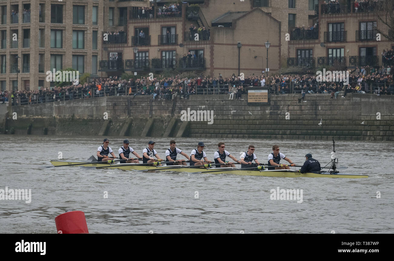 Londra, Regno Unito. 7 Apr 2019. Oxford University Boat Club (OUBC) vs Cambridge University Boat Club (CUBC) Blu equipaggi. Blu OUBC Equipaggio (blu scuro magliette):- Prua: Charlie Pearson, 2: Ben Landis, 3: Achim Harzheim, 4: Patrick Sullivan, 5: Tobias Schroder, 6: Felix Drinkall, 7: Charlie Buchanan, corsa: Augustin Wambersie. Blu CUBC Equipaggio (blu chiaro camicie):- Prua: Dave Bell, 2: James Cracknell, 3: Concedere Bitler, 4: Dara Alizadeh, 5: Callum Sullivan, 6: Sam Hookway, 7: Freddie Davidson, corsa: Natan Wegrzycki-Szymczyk. Credito: Duncan Grove FRP/Alamy Live News. Foto Stock