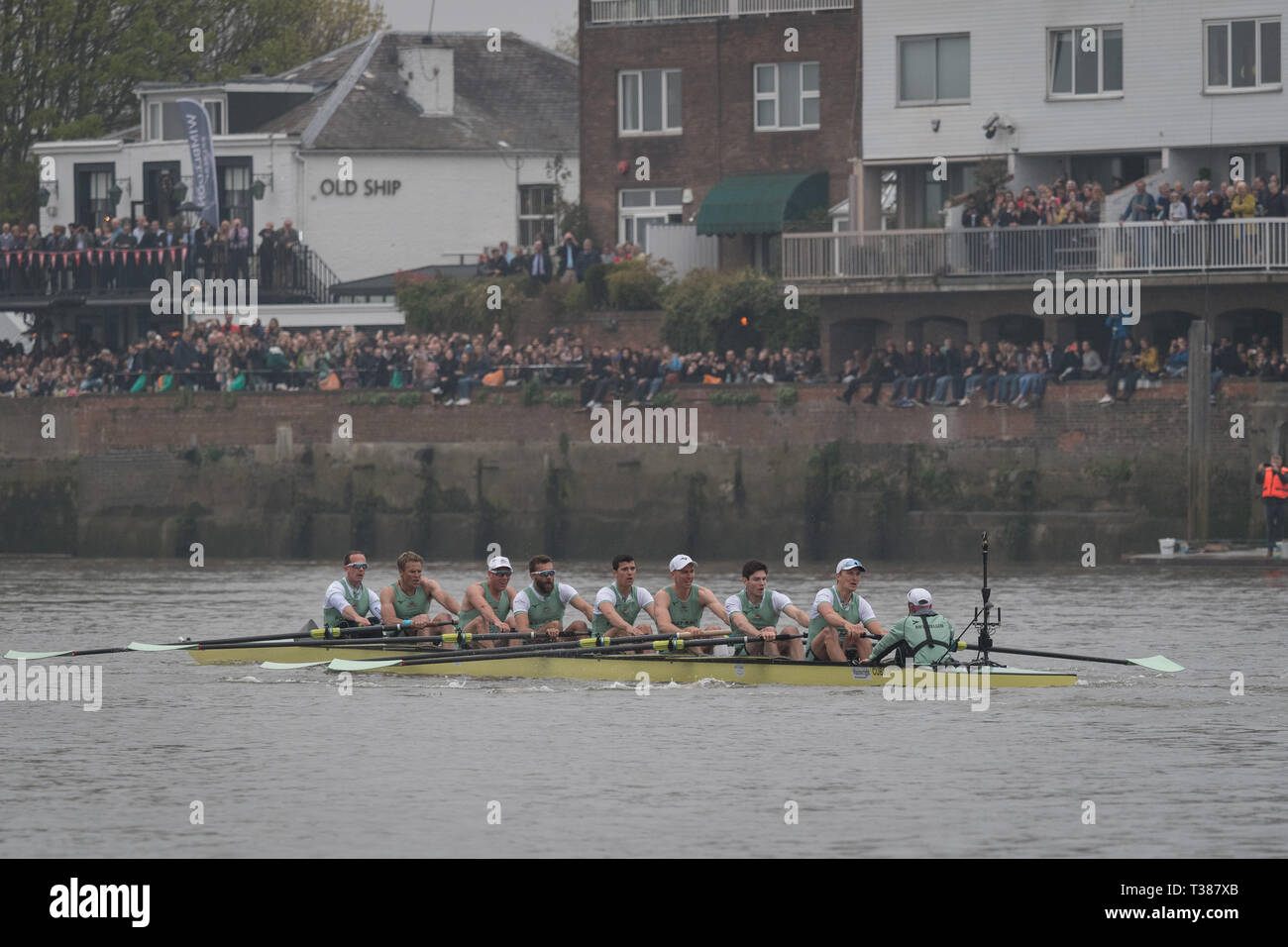 Londra, Regno Unito. 7 Apr 2019. Oxford University Boat Club (OUBC) vs Cambridge University Boat Club (CUBC) Blu equipaggi. Blu OUBC Equipaggio (blu scuro magliette):- Prua: Charlie Pearson, 2: Ben Landis, 3: Achim Harzheim, 4: Patrick Sullivan, 5: Tobias Schroder, 6: Felix Drinkall, 7: Charlie Buchanan, corsa: Augustin Wambersie. Blu CUBC Equipaggio (blu chiaro camicie):- Prua: Dave Bell, 2: James Cracknell, 3: Concedere Bitler, 4: Dara Alizadeh, 5: Callum Sullivan, 6: Sam Hookway, 7: Freddie Davidson, corsa: Natan Wegrzycki-Szymczyk. Credito: Duncan Grove FRP/Alamy Live News. Foto Stock