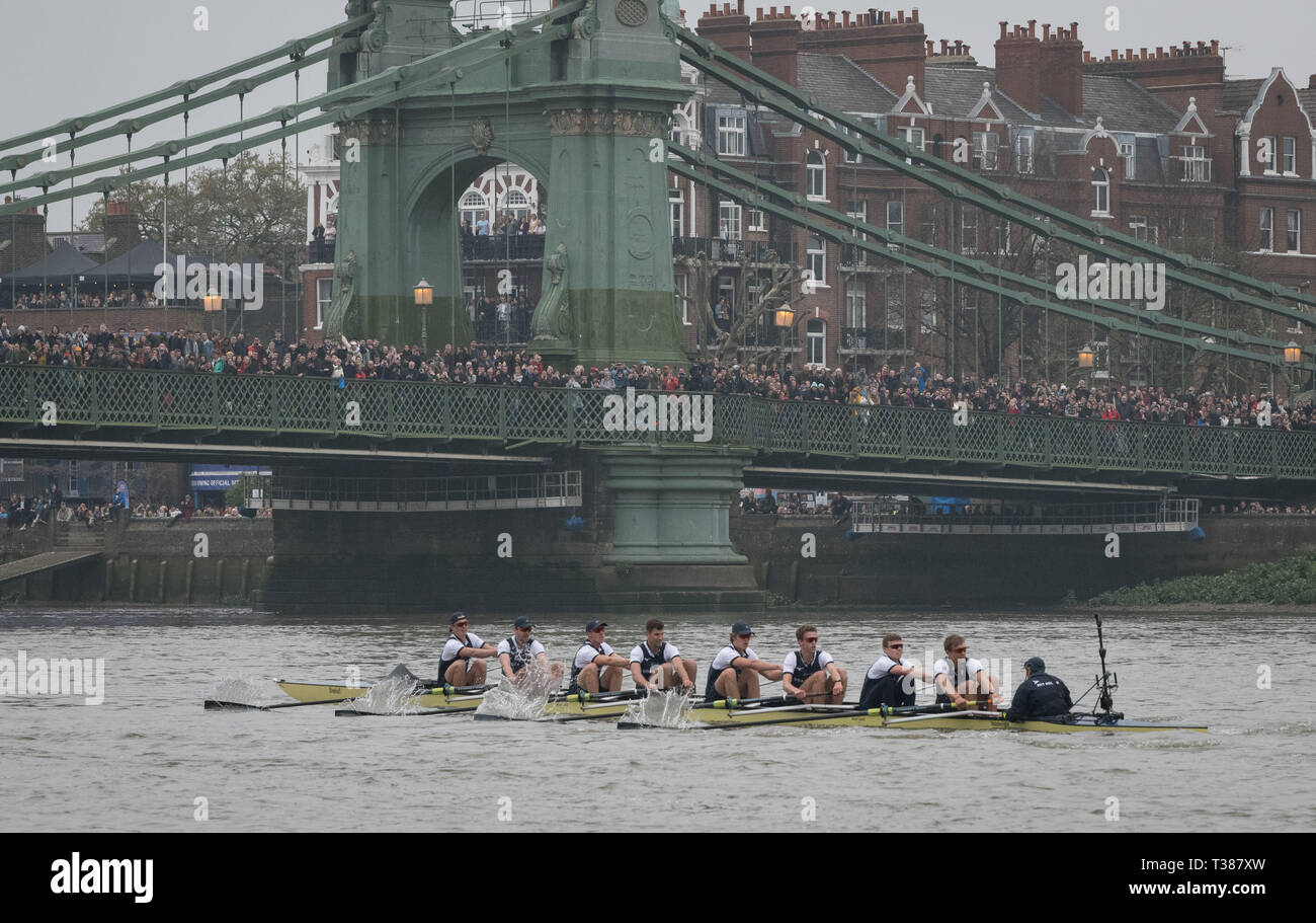 Londra, Regno Unito. 7 Apr 2019. Oxford University Boat Club (OUBC) vs Cambridge University Boat Club (CUBC) Blu equipaggi. Blu OUBC Equipaggio (blu scuro magliette):- Prua: Charlie Pearson, 2: Ben Landis, 3: Achim Harzheim, 4: Patrick Sullivan, 5: Tobias Schroder, 6: Felix Drinkall, 7: Charlie Buchanan, corsa: Augustin Wambersie. Blu CUBC Equipaggio (blu chiaro camicie):- Prua: Dave Bell, 2: James Cracknell, 3: Concedere Bitler, 4: Dara Alizadeh, 5: Callum Sullivan, 6: Sam Hookway, 7: Freddie Davidson, corsa: Natan Wegrzycki-Szymczyk. Credito: Duncan Grove FRP/Alamy Live News. Foto Stock