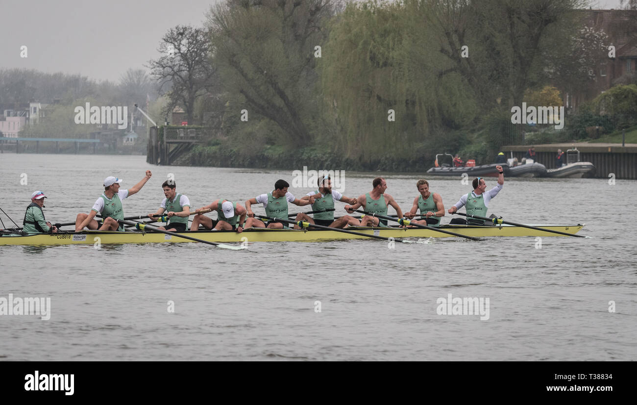 Londra, Regno Unito. 7 Apr 2019. Oxford University Boat Club (OUBC) vs Cambridge University Boat Club (CUBC) Blu equipaggi. Blu OUBC Equipaggio (blu scuro magliette):- Prua: Charlie Pearson, 2: Ben Landis, 3: Achim Harzheim, 4: Patrick Sullivan, 5: Tobias Schroder, 6: Felix Drinkall, 7: Charlie Buchanan, corsa: Augustin Wambersie. Blu CUBC Equipaggio (blu chiaro camicie):- Prua: Dave Bell, 2: James Cracknell, 3: Concedere Bitler, 4: Dara Alizadeh, 5: Callum Sullivan, 6: Sam Hookway, 7: Freddie Davidson, corsa: Natan Wegrzycki-Szymczyk. Credito: Duncan Grove FRP/Alamy Live News. Foto Stock